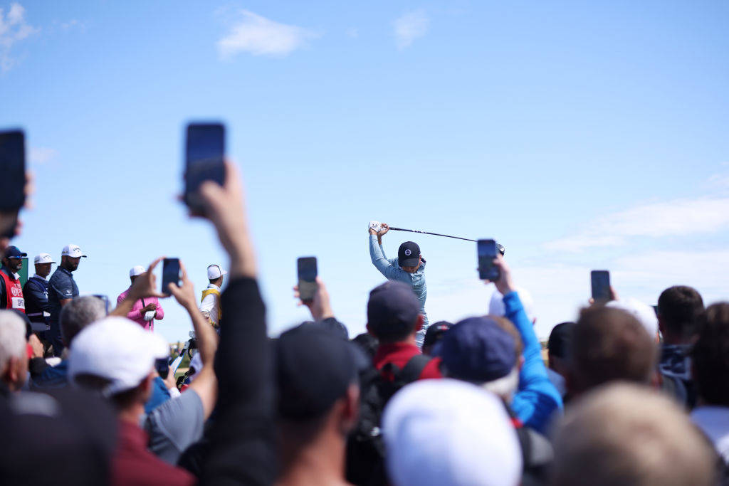 Fans surround Jordan Spieth